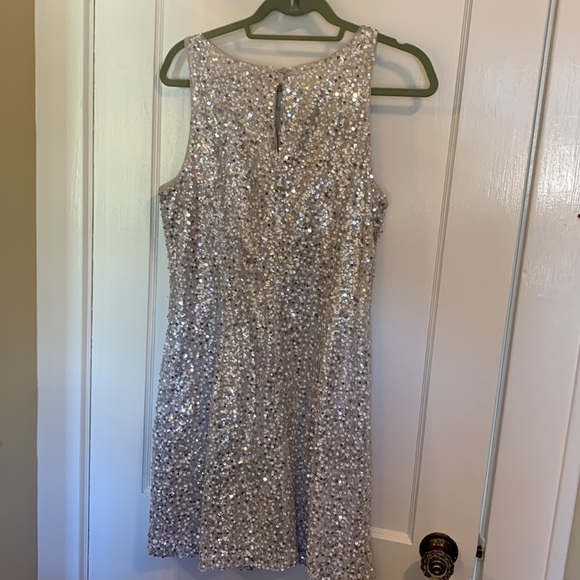 Excellent Condition White House Black Market Silver Sequin Party Dress Size 12 - Picture 6 of 11